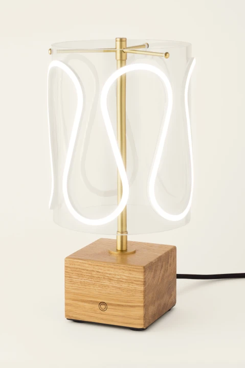 Stołowa lampa dekoracyjna Arch mosiądz barwa neutralna dąb.png